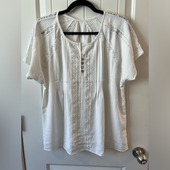 Cupshe Blouse with Crochet details and Agoya Shell Buttons Size M - Picture 4 of 8